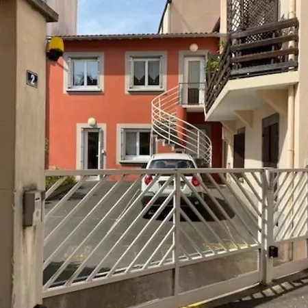 Apartment Spacieux Dans Avec Parking Prive *